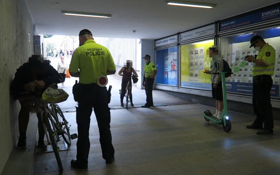 Městská policie zdůrazňuje, jak se správně chovat na elektrokoloběžce. Chodník je tabu