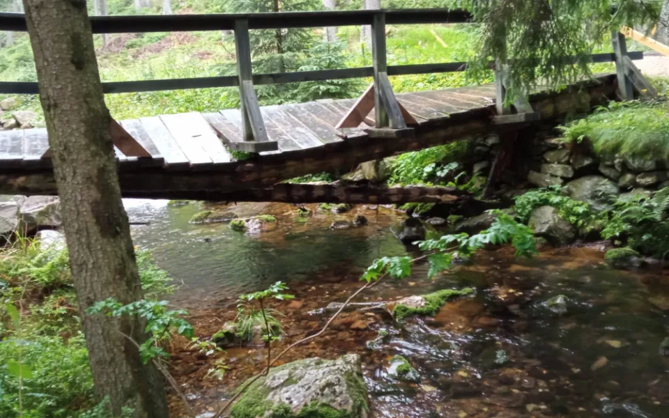 Zničená lávka uzavřela turistickou trasu v Krkonoších. Lidé se nedostanou z Modrého do Obřího dolu