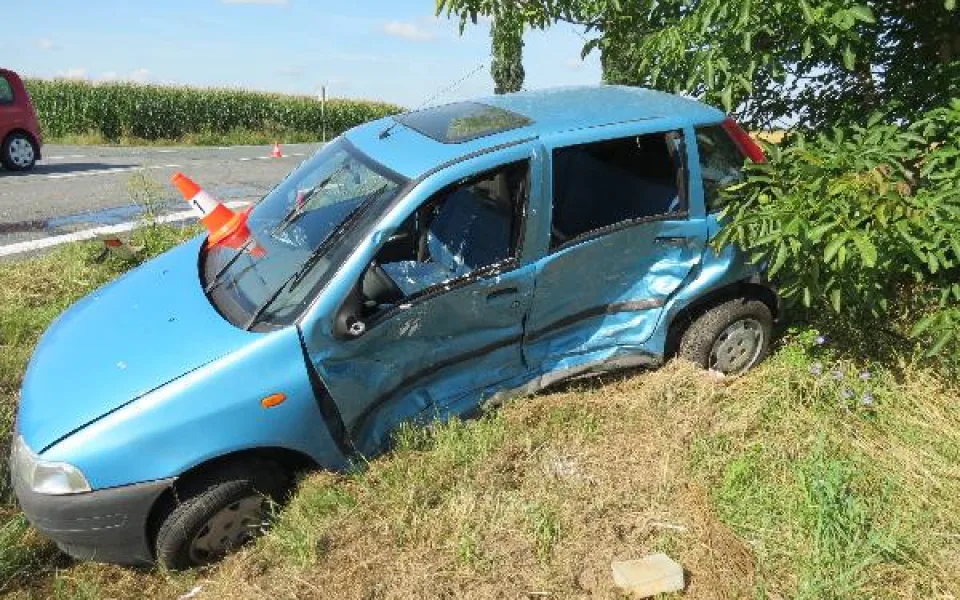 Po srážce dvou osobních aut u Hradce Králové zemřela řidička. Pravděpodobně nedala přednost