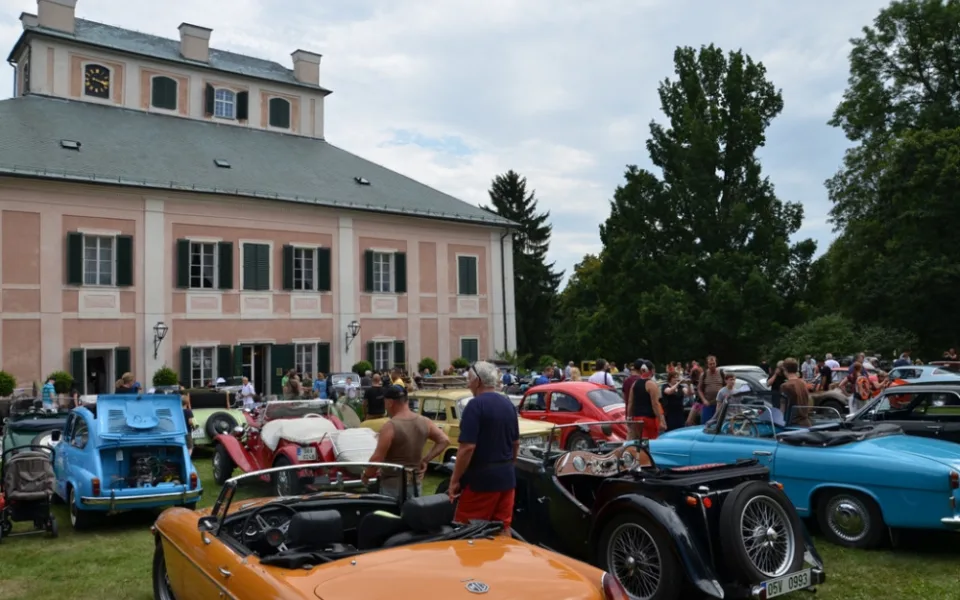 Kam o víkendu? Na Nábřeží jazzmanů, noční běh, Medové slavnosti nebo autoveterány