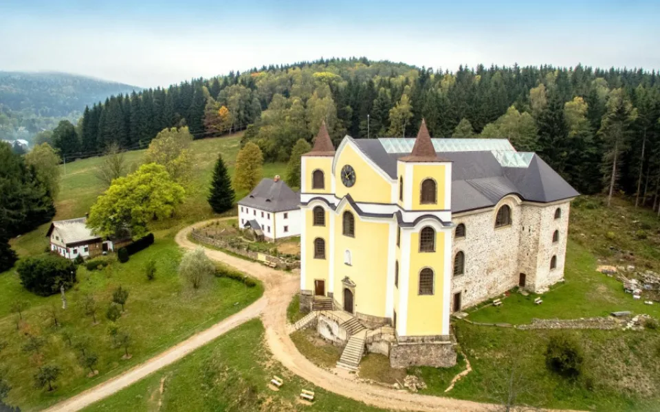 V kostele v Neratově začal fungovat dárcovský terminál. Lidé mohou přispět pomocí karty
