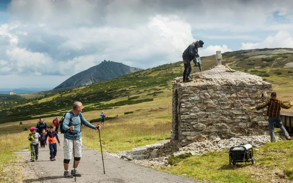 Památník obětem hor v Krkonoších prochází rekonstrukcí. Hotovo bude ještě letos