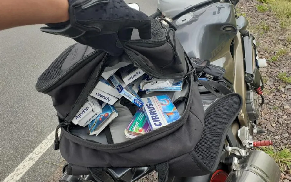 Motorkář na drogách chtěl dostat nelegální léky do České republiky. Chytla ho hlídka celníků