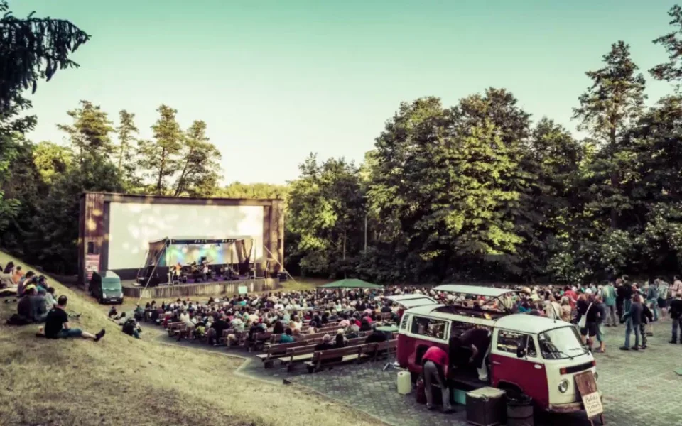 Festival Na jednom břehu v Hradci Králové se opět vrací do Letního kina Širák