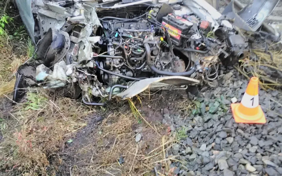 V Nové Pace se srazil vlak s autem. Lidé z havarovaného vozu utrpěli zranění