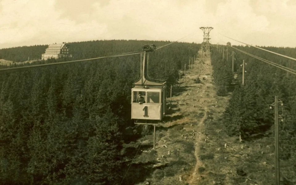 Lanovka na Černou horu jezdí už přes 90 let. Ta současná je třetí v pořadí