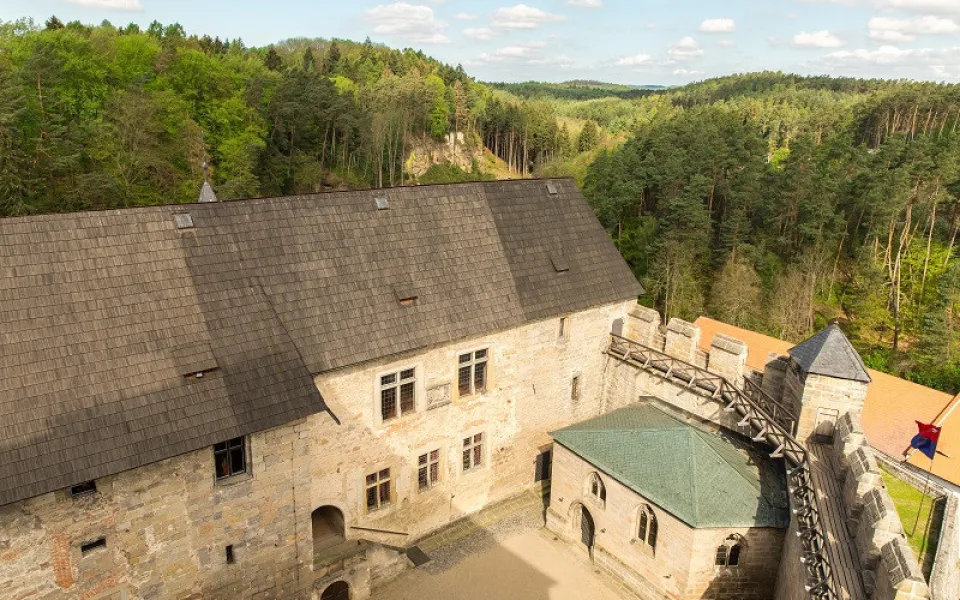 Rekonstrukce hradu Kost je u konce. Stála víc než 100 milionů korun