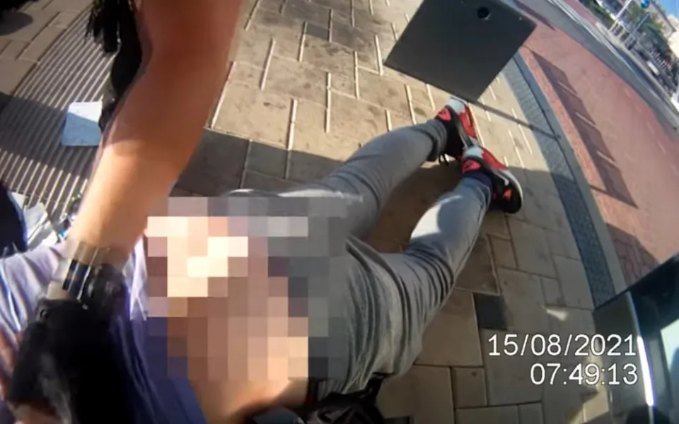 Opilý muž napadl hradeckého strážníka. S kalhotami na půl žerdi skončil v poutech