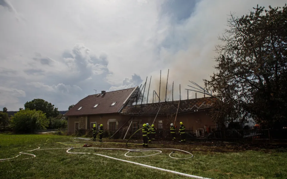 Požár zničil stodolu na Rychnovsku. S ohněm bojoval šest jednotek hasičů