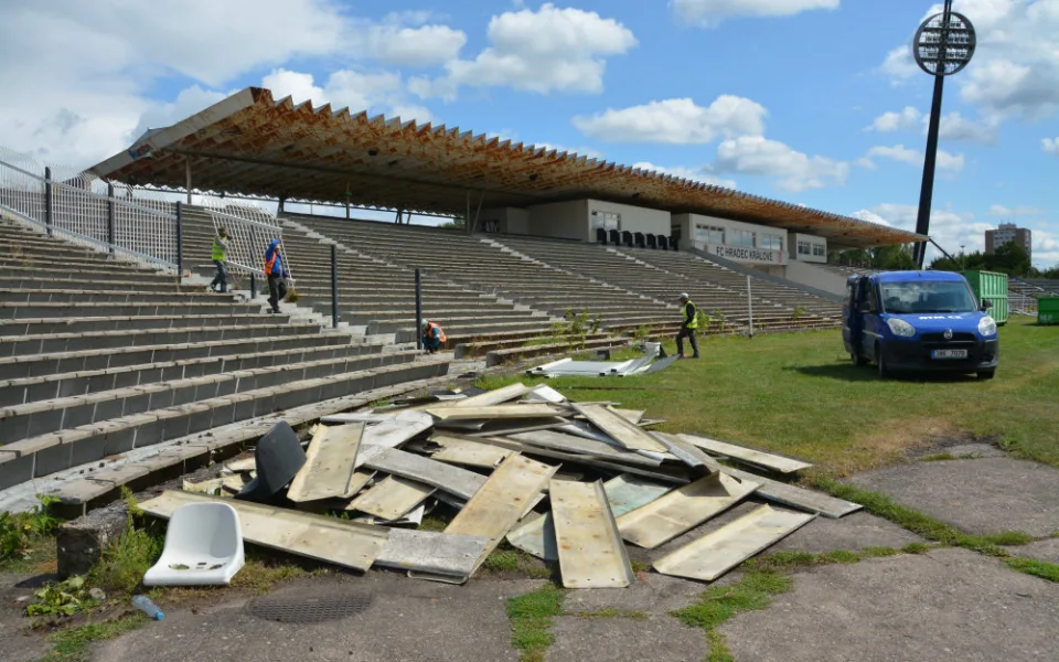 Je třeba získat povolení na změnu stavby fotbalového stadionu. Probíhá dokončení a kontrola projektové dokumentace
