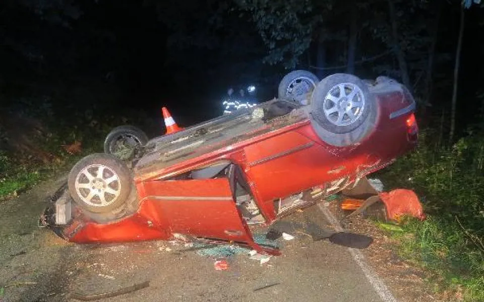 Téměř s trojkou v žíle sedl za volant. V zatáčce skončil hlavou dolů