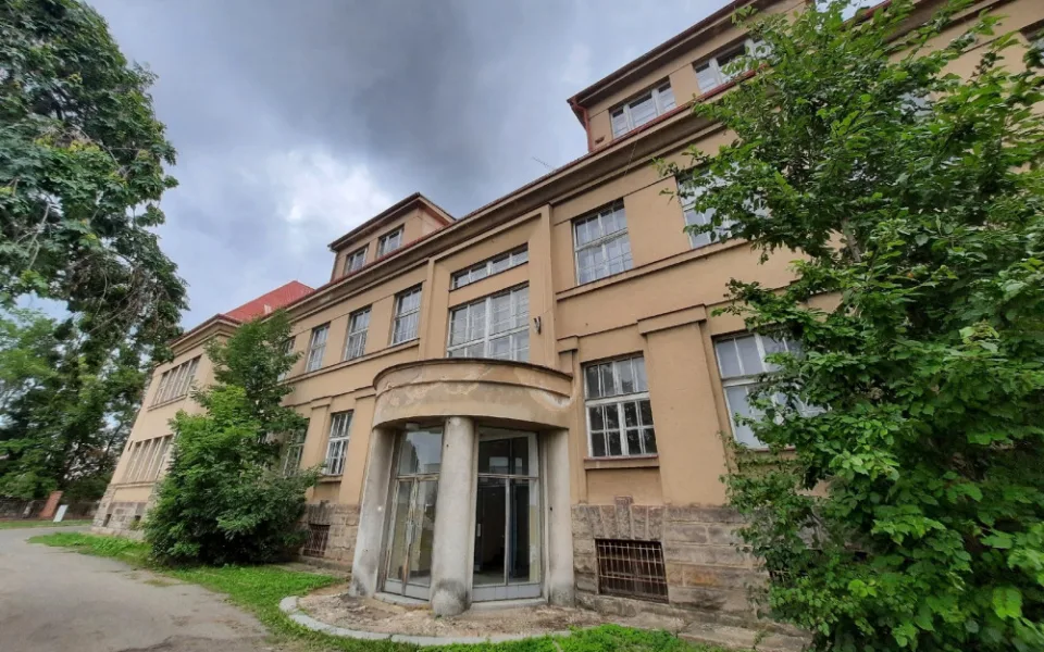 V areálu nemocnice v Jičíně se začíná demolovat pavilon A. Na jeho místě vznikne úplně nový