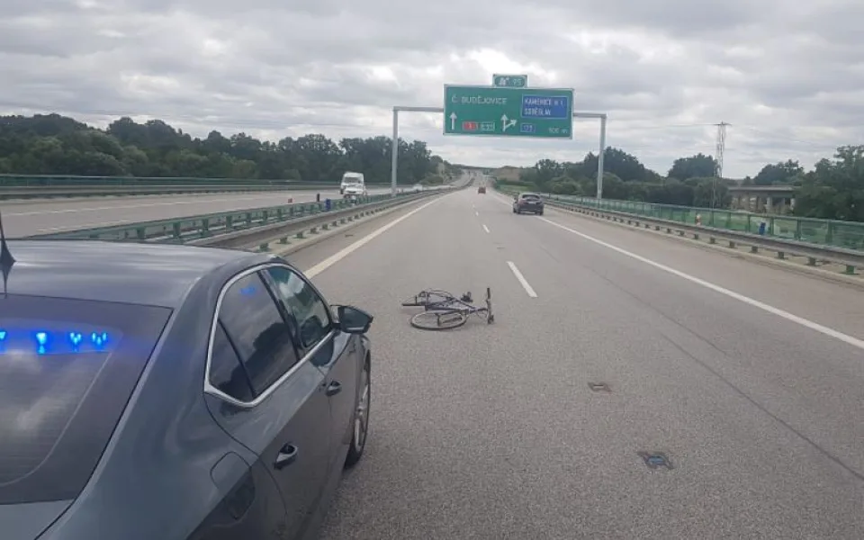 Pozor na špatně zajištěná kola na střechách aut, varují policisté. Řidiči upadl bicykl uprostřed dálnice