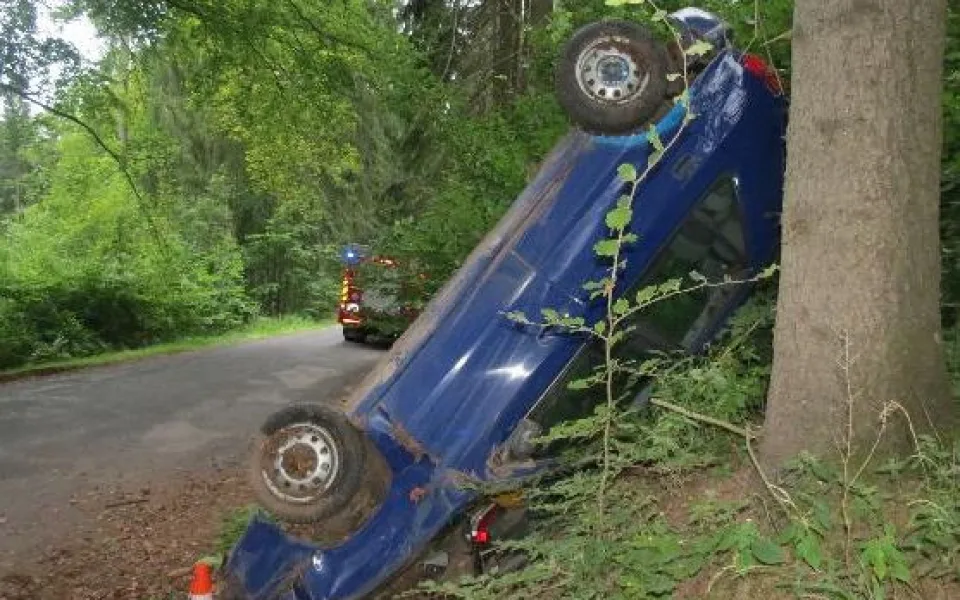 Policejní honička v Nové Pace skončila nehodou. Ujíždějící řidič opřel Felicii o strom