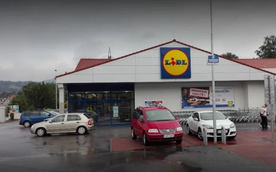 Do Lidlu ve Vrchlabí vás bez očkování nepustí, tvrdí hoax. Jde o lež, upozorňuje společnost