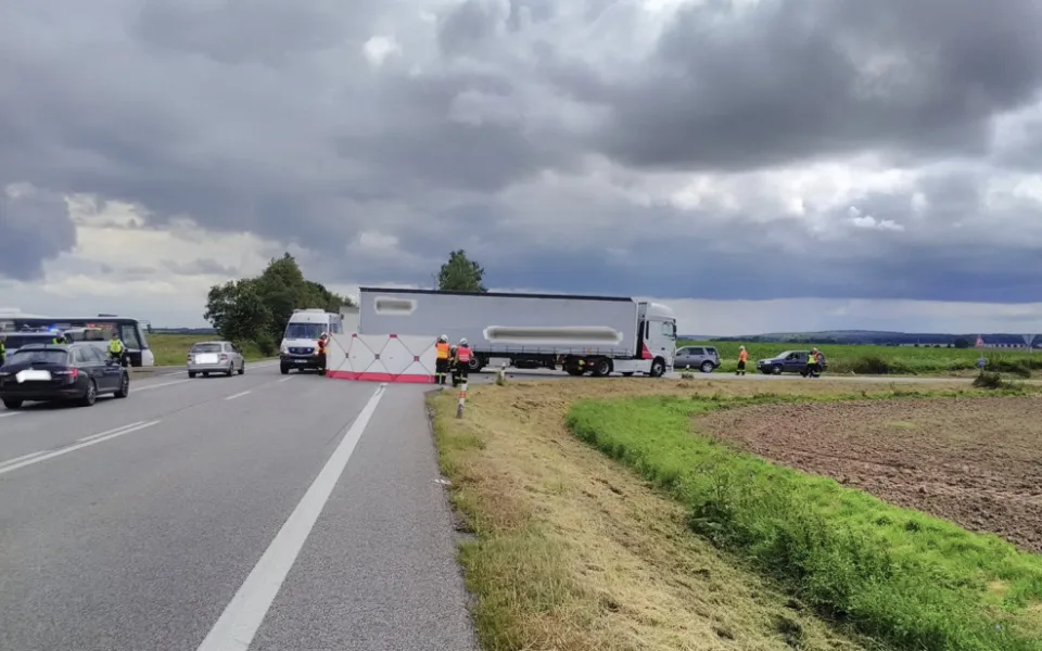 Za tragickou nehodu u Hořic pravděpodobně může řidič kamionu. Mladíkovi na motorce nedal přednost