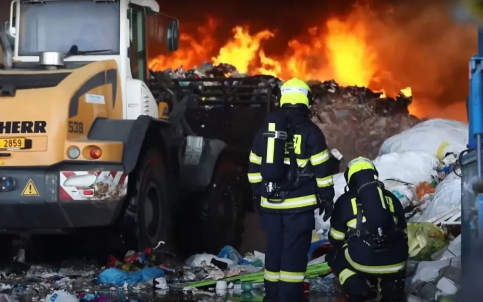 Neházejte do směsného odpadu baterie, mohou se vznítit, apeluje město i hasiči
