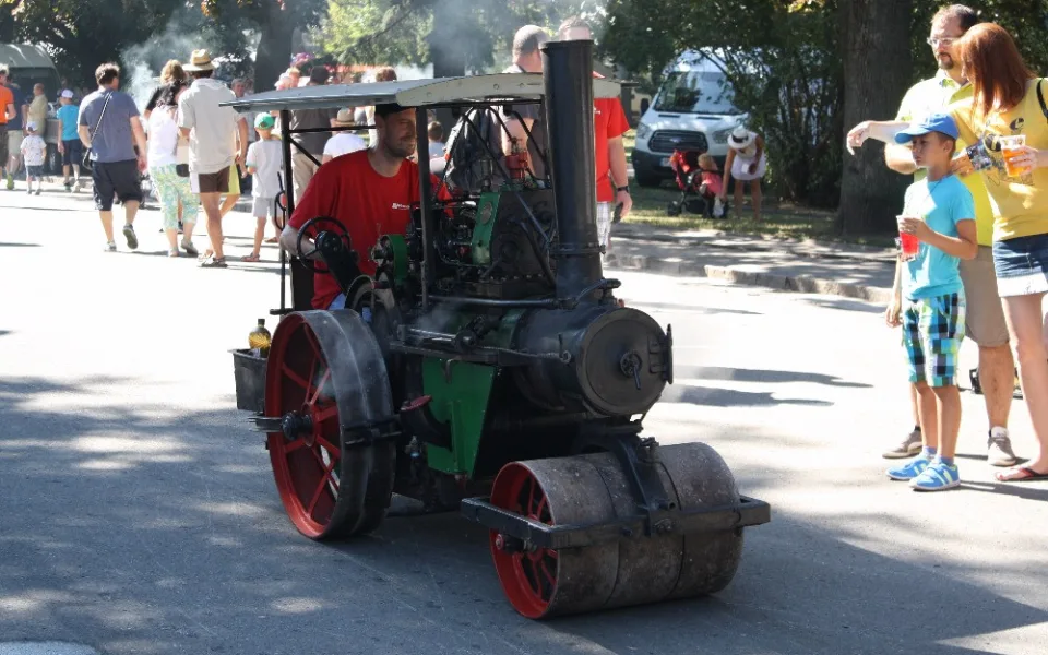 Kam o víkendu? Na Tankový den, Nábřeží paromilů nebo divadelní festival