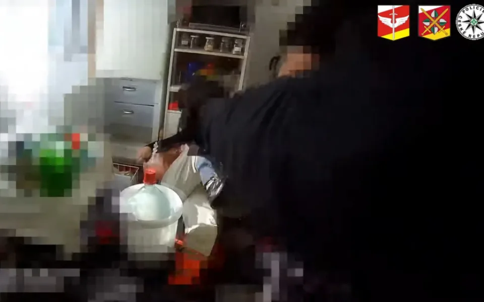 Nejdřív házel z okna nože, pak vyhrožoval střílením. Celé řádění ukončil až policejní taser