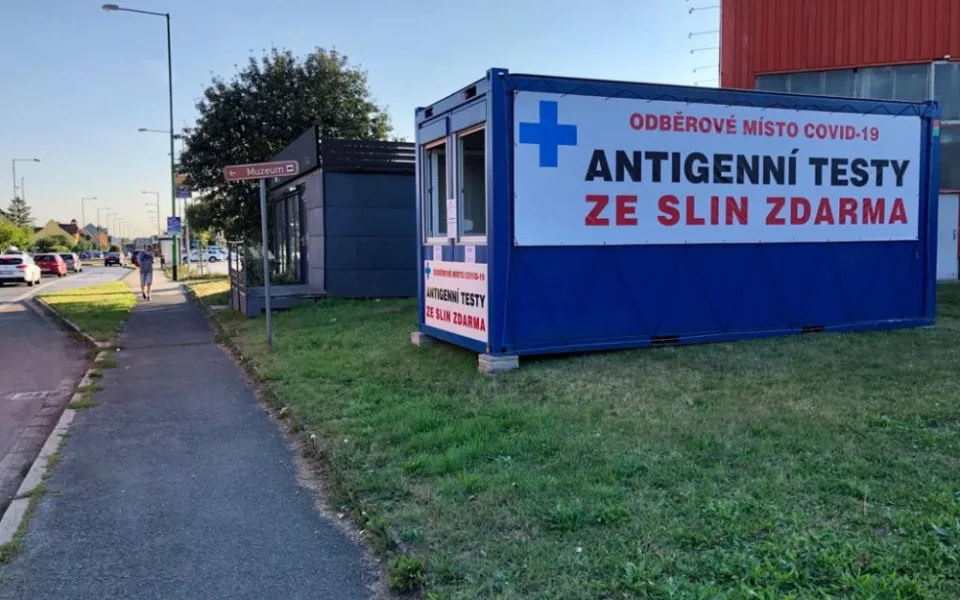 V Jaroměři otevřeli nové testovací místo na covid, odběry jsou ze slin