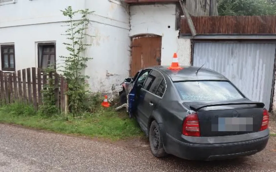 Řidič na Broumovsku narazil do rodinného domu. Nadýchal skoro dvě a půl promile