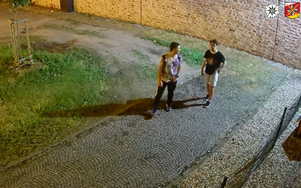 Policie stále pátrá po dvou mladících, kteří poničili fasádu v centru Hradce Králové. Hrozí jim rok vězení