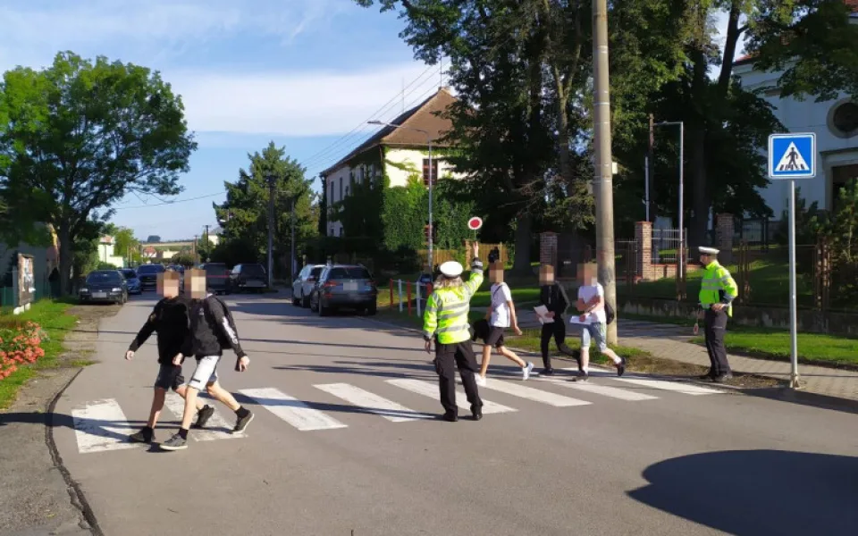 Policisté dnes hlídkovali na přechodech a informovali, jak bezpečně přecházet