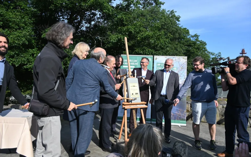 V Hradci Králové začala stavba lávky přes Labe. Hotovo bude za rok a půl