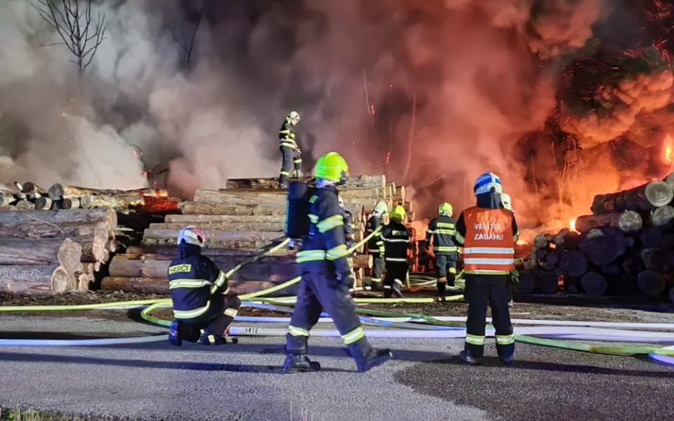 Na Trutnovsku hořela skládka pneumatik, požár se rozšířil i na uskladněné dřevo