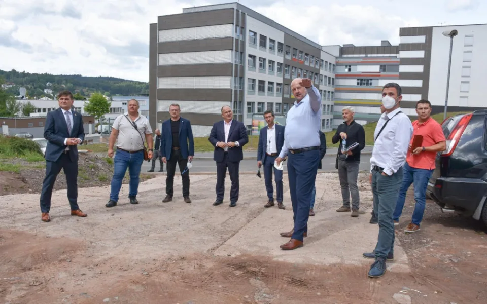 Začala stavba nového parkovacího domu v areálu náchodské nemocnice