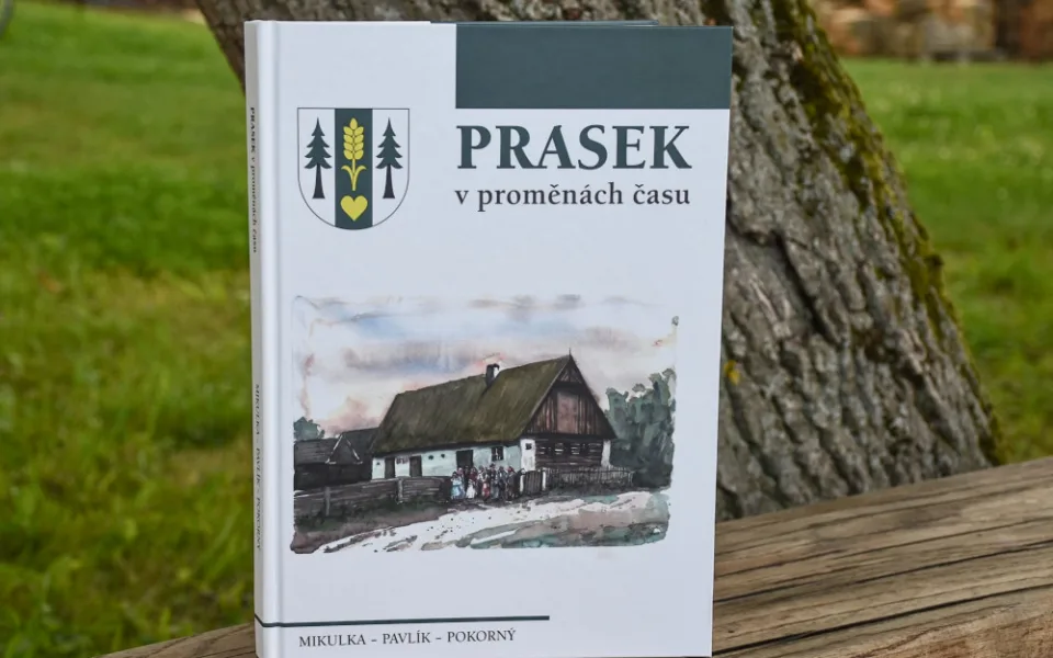 Název obce Prasek není podle slova „prase“, ale „průsek“. I to prozradí nová kniha
