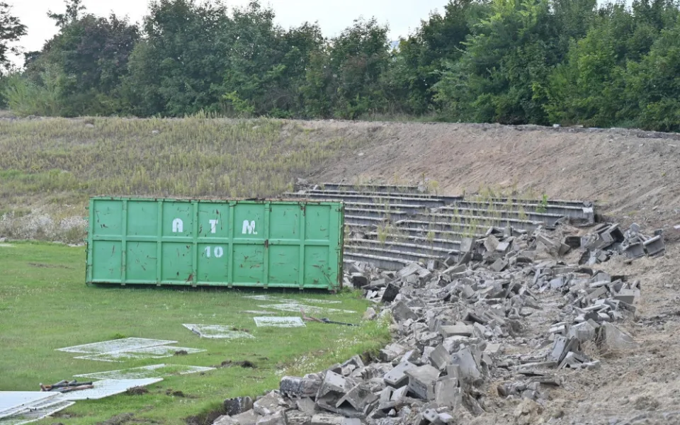 FOTO: Fotbalový stadion v Hradci Králové mizí před očima. První lízátko půjde k zemi příští týden