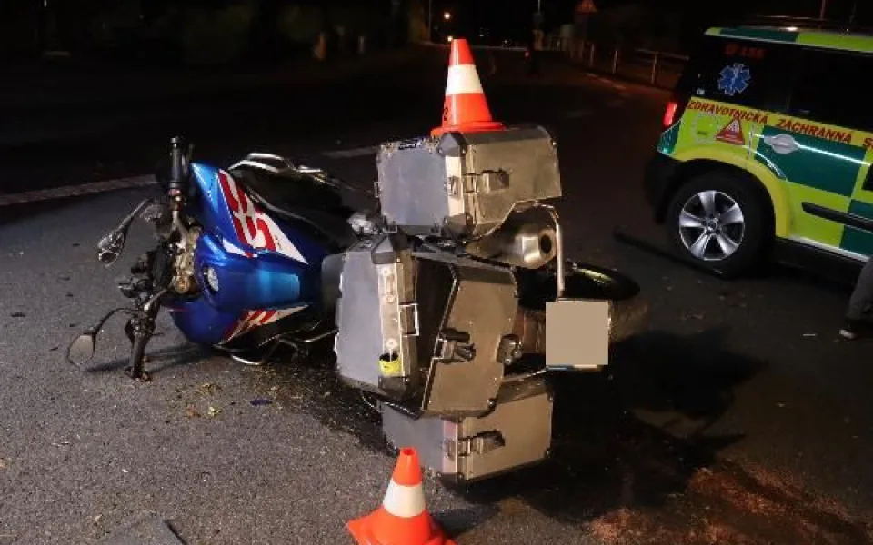V Červeném Kostelci se srazil motorkář s osobním autem, řidič motorky na místě zemřel