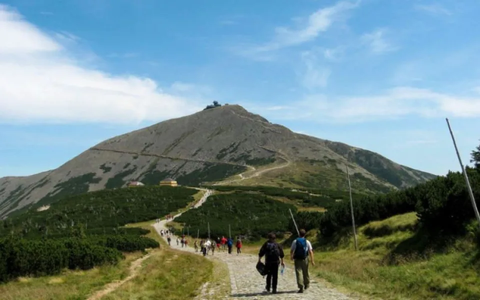 Sněžka přitahuje odborníky i kvůli geologickým jevům, její povrch je stále v pohybu