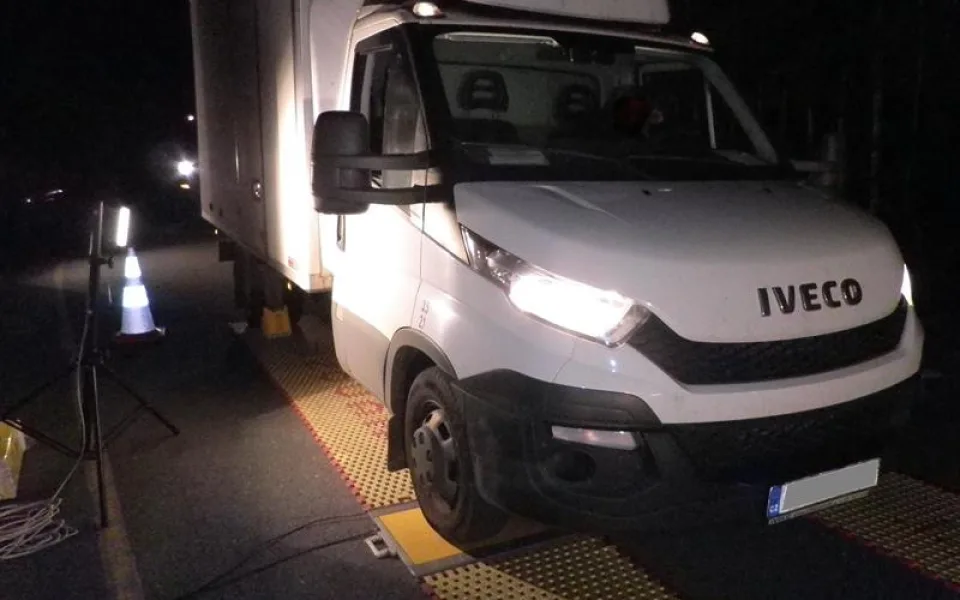 Celníci si posvítili na přepravní společnost v Hradci Králové. Pravidelně posílala přetížené dodávky