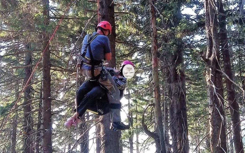 Pod Černou horou spadla paraglidistka, zůstala viset deset metrů nad zemí