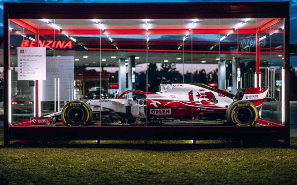 V Hradci Králové je vystavená Formule 1. Vůz za miliony chrání skleněná krabice