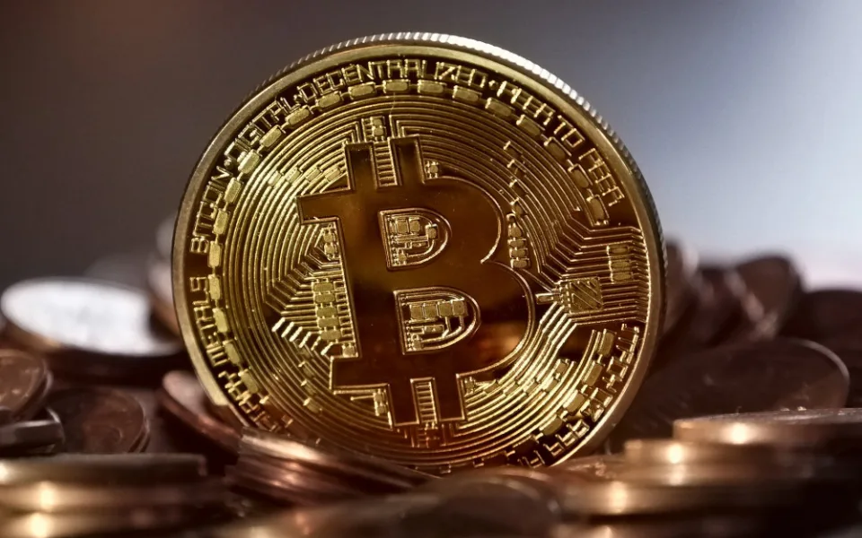 Senior si chtěl vyzkoušet obchodování s Bitcoinem, přišel o půl milionu korun