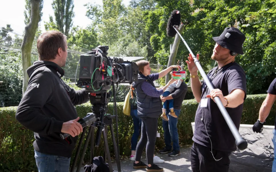 Ve Dvoře Králové se natáčí seriál. Ode dneška můžete filmaře potkat v zoologické zahradě