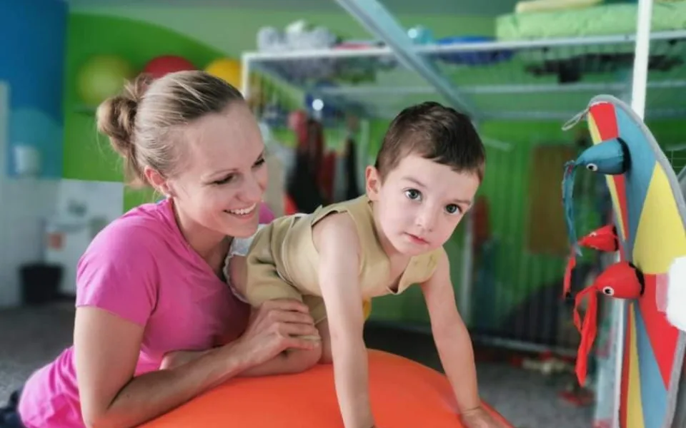 Tříletý Honzík se topil v jezírku, jako zázrakem přežil. Věříme, že zase začne chodit a mluvit, říká maminka Kamila