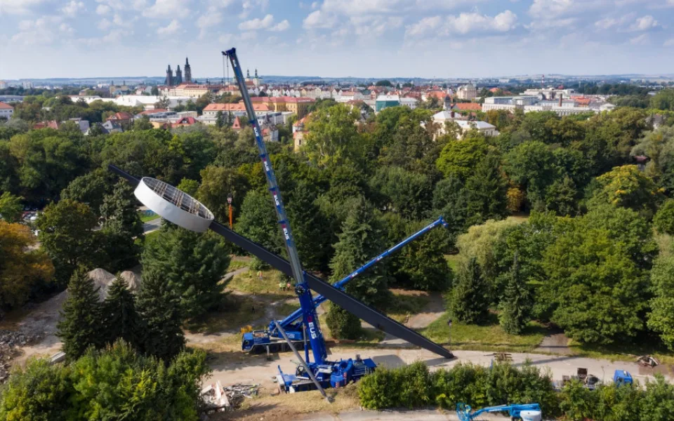 Fotbalový stadion v Hradci Králové je bez lízátek. Dnes se sundalo úplně poslední