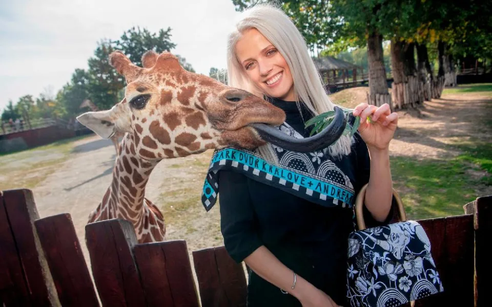 Modelka Terezie Kovalová a žirafa Lukrécie s šátkem a kabelkou