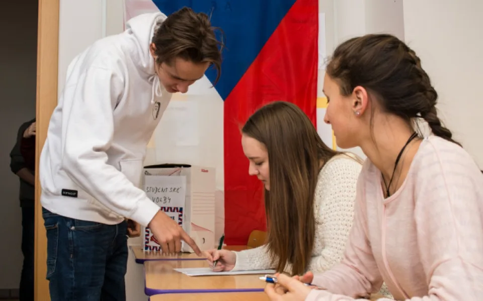 Piráti a Starostové zvítězili ve Studentských volbách těsně před koalicí Spolu, hnutí ANO zažilo porážk