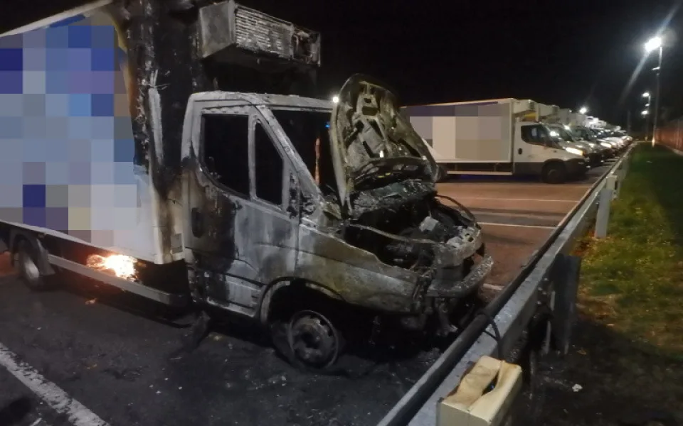 V Chlumci nad Cidlinou se v noci vznítila dodávka, požár se rozšířil i na další auto