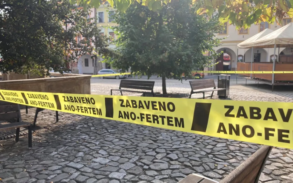 Zabaveno Ano-fertem! Zastávky, sochy nebo kašna na Malém náměstí ohradila žlutá páska