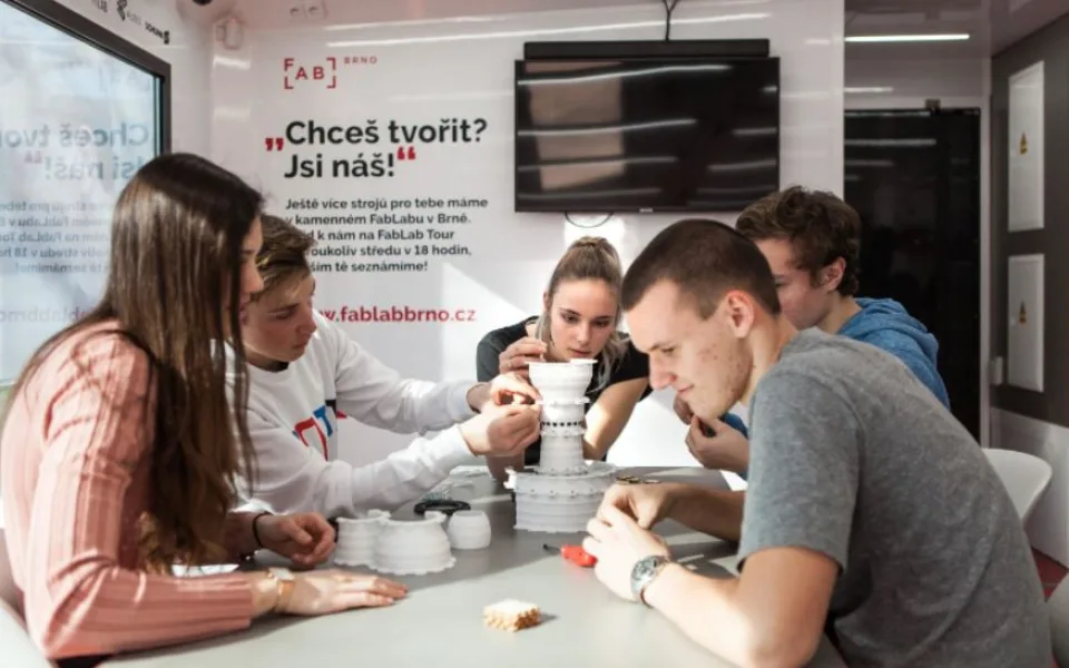 Žáci ve Dvoře Králové se netradičně učili v kamionu