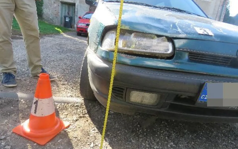 Řidič pod vlivem srazil seniorku a ujel. Žena v nemocnici na následky zranění zemřela