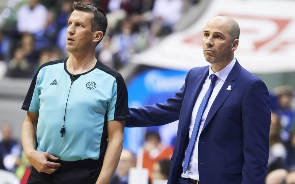 Mezinárodní basketbalový rozhodčí Petr Hruša při utkání