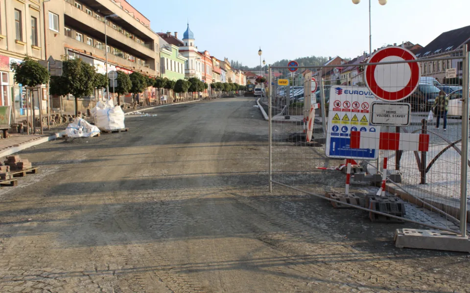 Rekonstrukce náměstí v Hořicích jde do finále. Řidičům se otevře v neděli