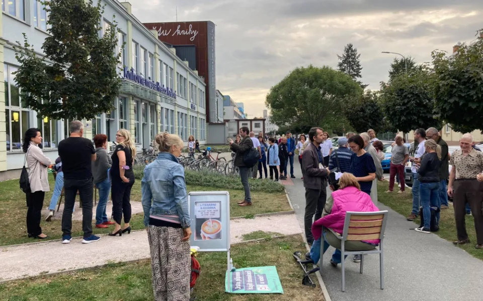K Lavičce Václava Havla v Hradci Králové přišlo zavzpomínat šest desítek lidí. Zpívali státní hymnu